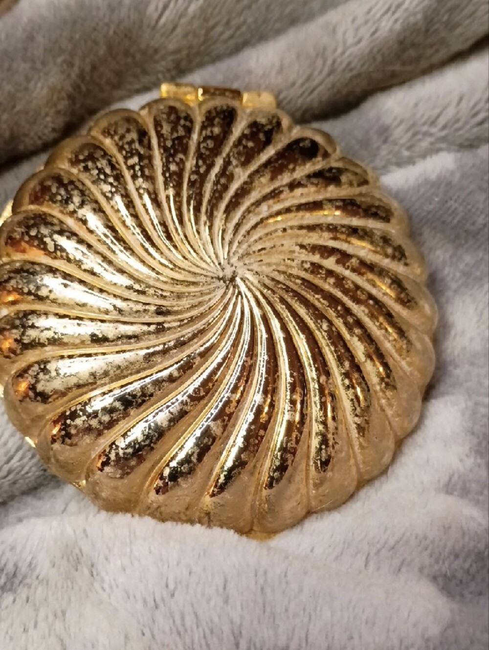 PartyLite Gold Shell Tealight Holder with White Tealight - Picture 3 of 5